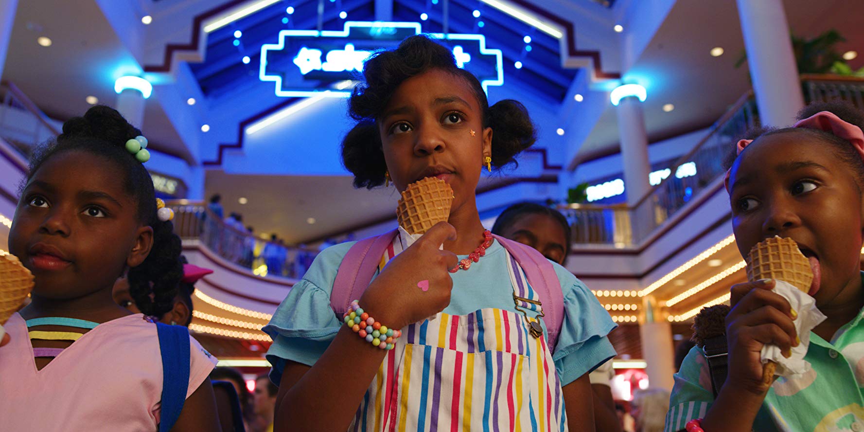 Erica (Priah Ferguson) und ihre Freundinnen in der Starcourt Mall in der dritten Staffel von Stranger Things.