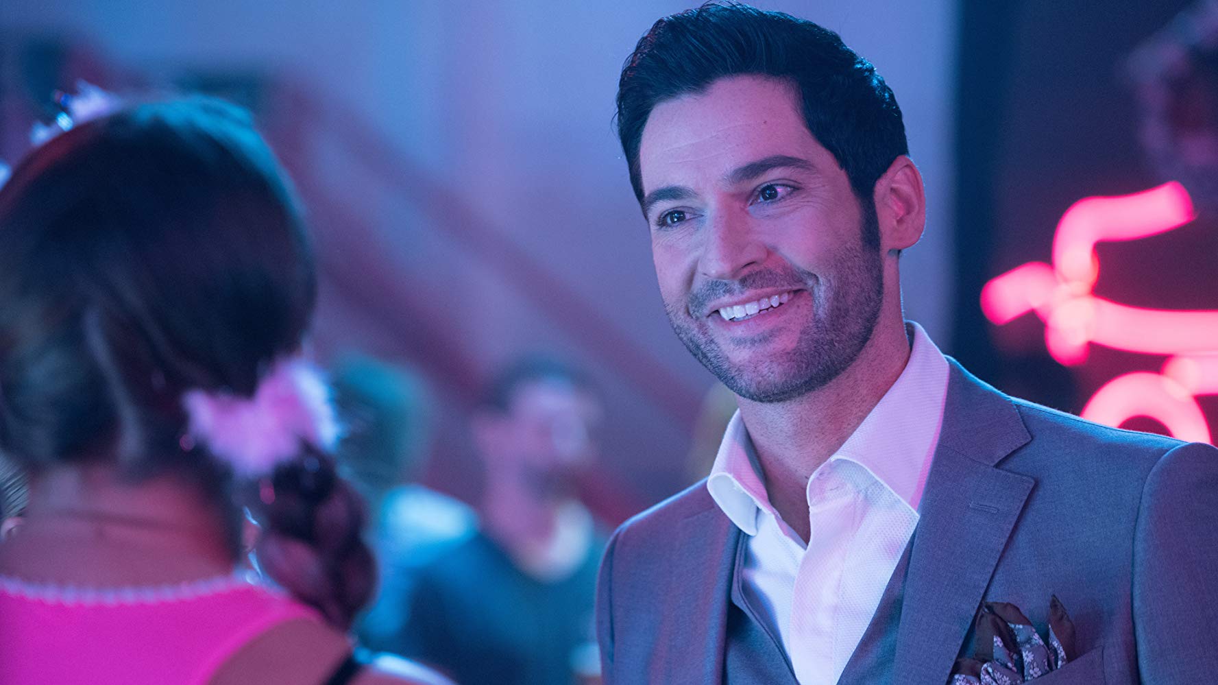 Lucifer Morningstar (Tom Ellis) in einem Club