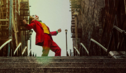 Arthur Fleck Joaquim Phoenix) als Joker steht auf einer Treppe.