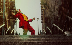 Arthur Fleck Joaquim Phoenix) als Joker steht auf einer Treppe.