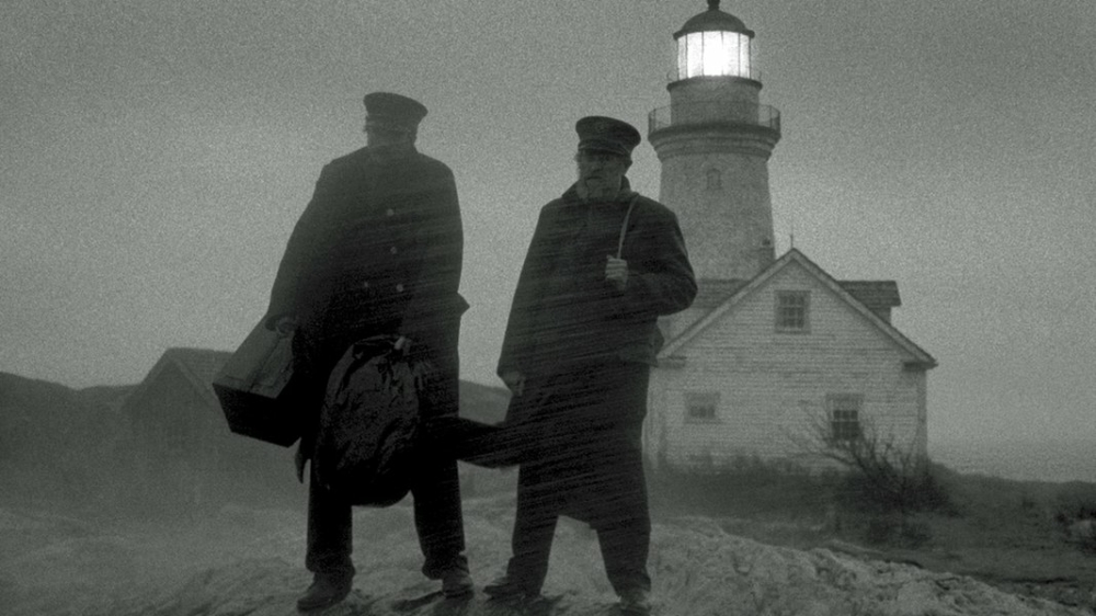 Ephraim und Thomas stehen vor dem Leuchtturm und es herrscht ein Unwetter.