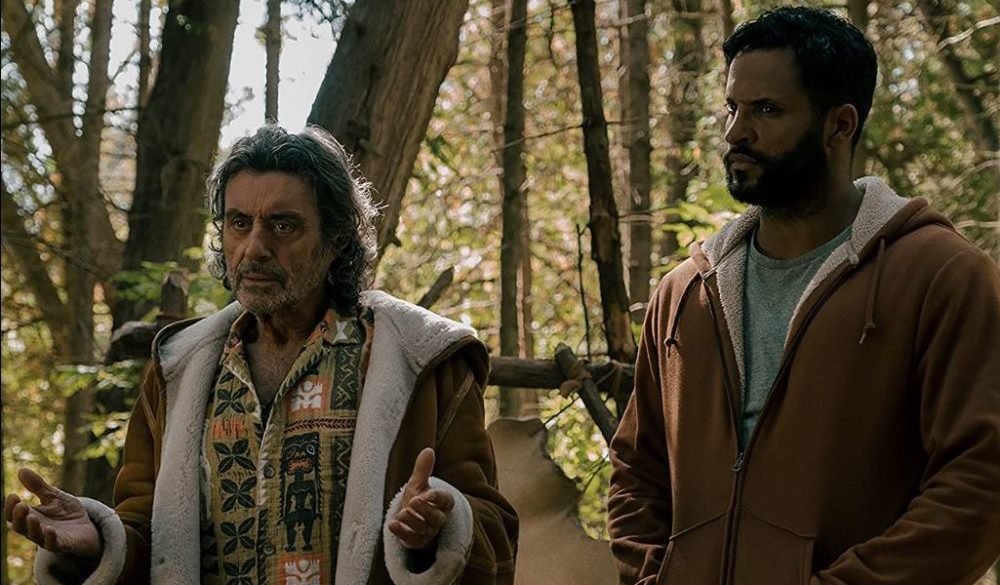 Shadow Moon (Ricky Whittle) und Mr. Wednesday (Ian McShane) im Wald