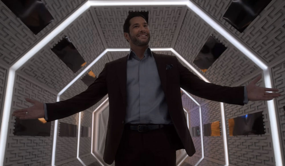 Lucifer (Tom Ellis) steht freudig in einem beleuchteten Gang