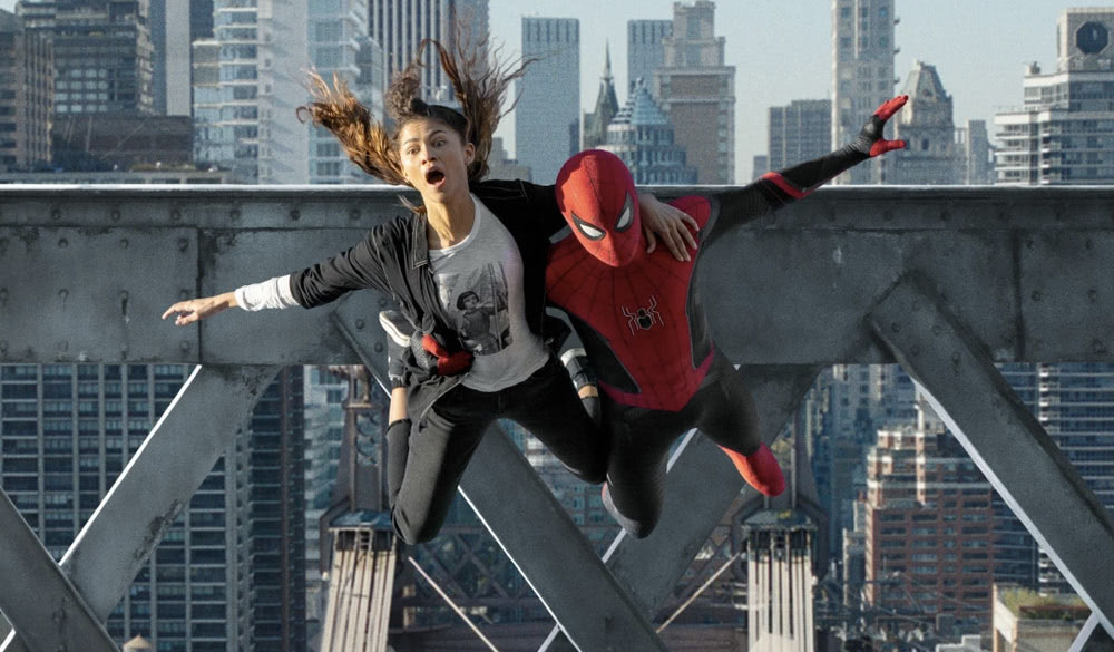 Spider-Man (Tom Holland) schwingt mit MJ (Zendaya) durch die Stadt