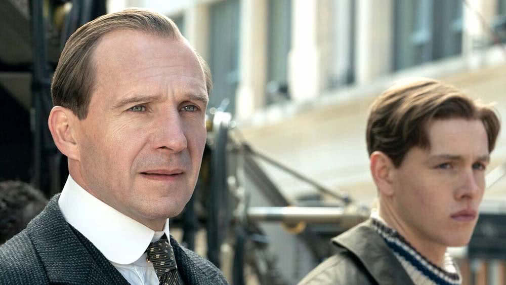 Ralph Fiennes und Harris Dickinson in einem Szenenbild von The King's Man: The Beginning