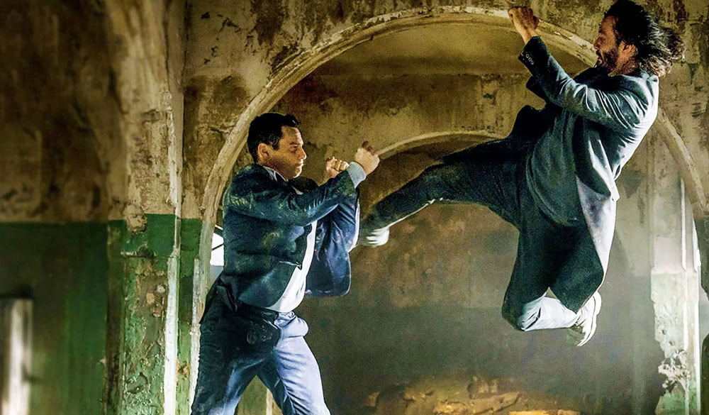 Mr. Smith (Jonathan Groff, links) und Neo (Keanu Reeves, rechts) in einer Kampfszene aus Matrix Resurrections