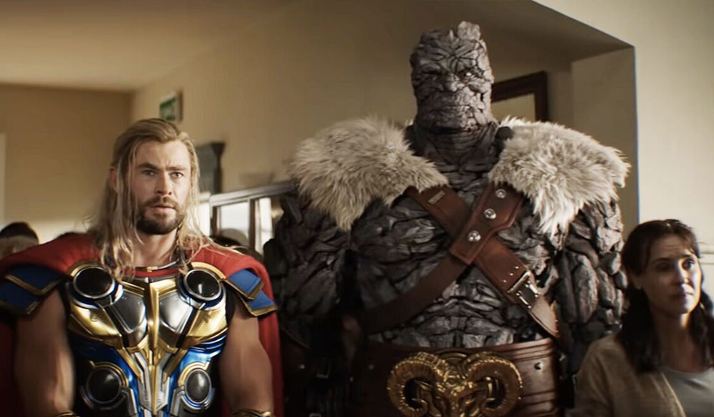 Thor (Chris Hemspworth) Und Korg (Taika Waititi) in einem Raum