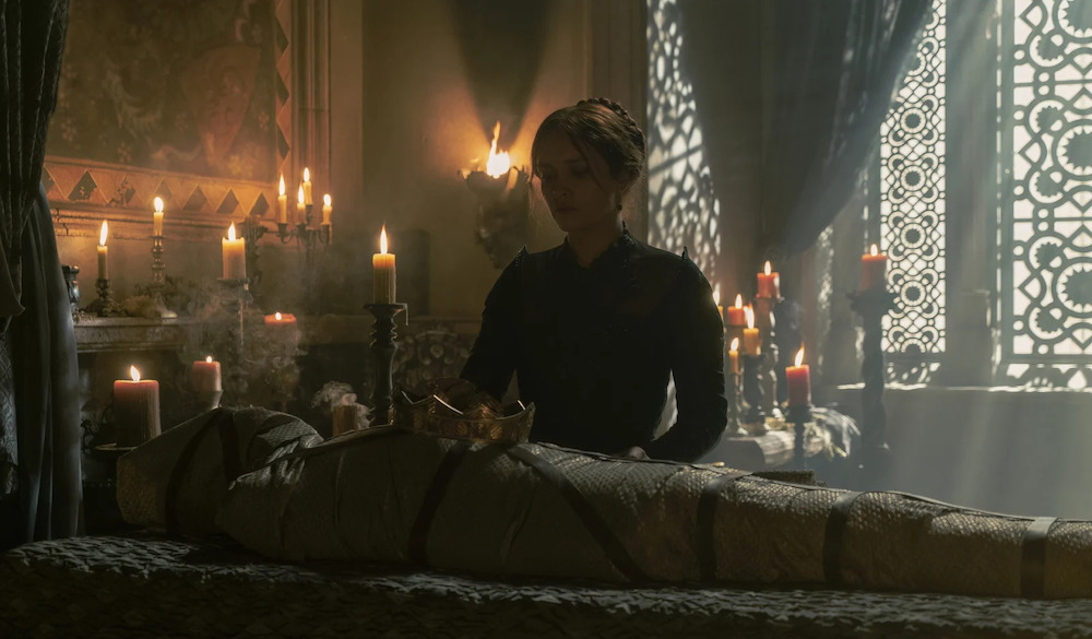 Königin Alicient in einem Szenenbild aus House of the Dragon Episode 9 Der Grüne Rat
