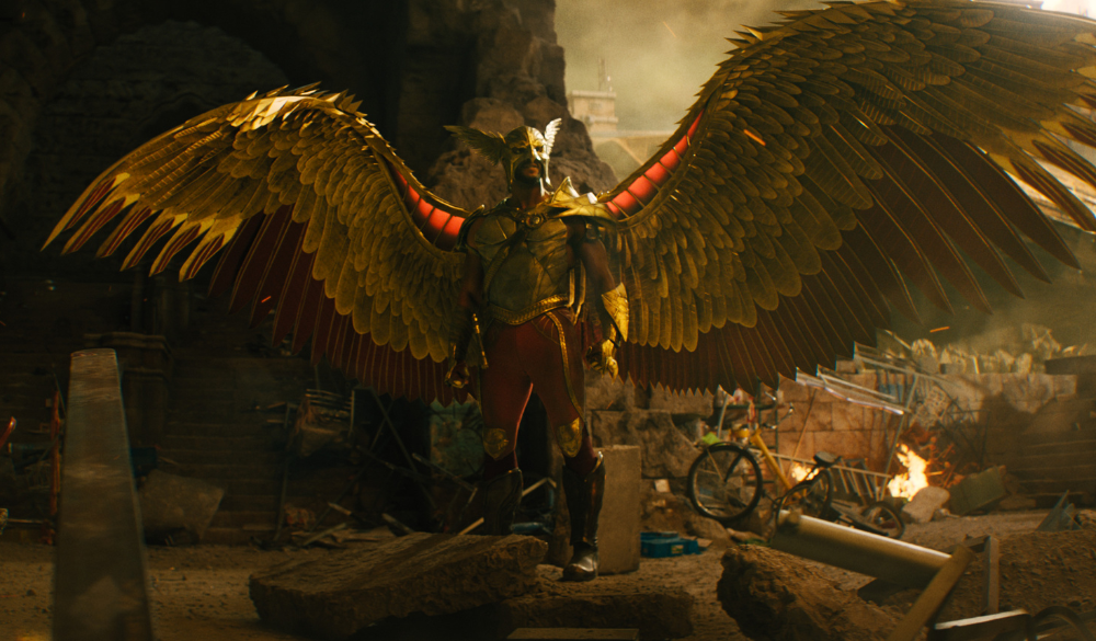 Hawkman (Aldis Hodge) mit entfalteten Flügeln