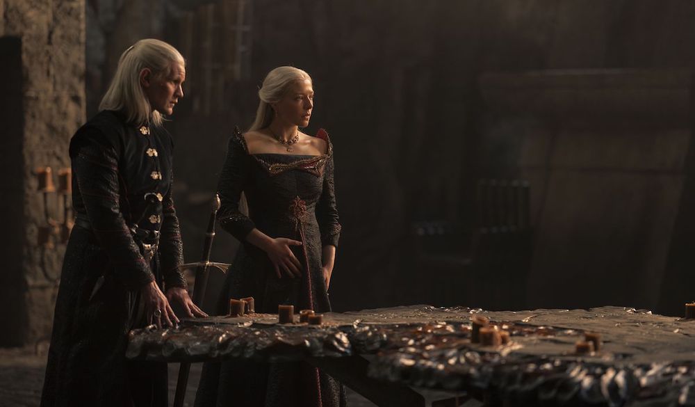 Rhaenyra Targaryen und Daemon Targaryen auf Drachenstein in einem Szenenbild aus House of the Dragon Folge 10 Die Schwarze Königin