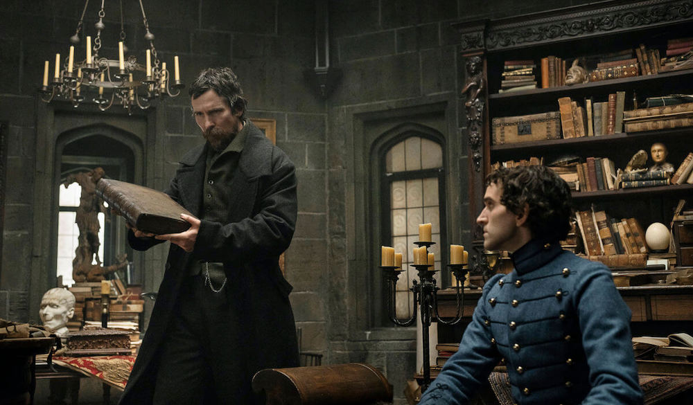 Christian Bale als Landor und Harry Melling in einem Szenenbild aus Der Denkwürdige Fall des Mr. Poe