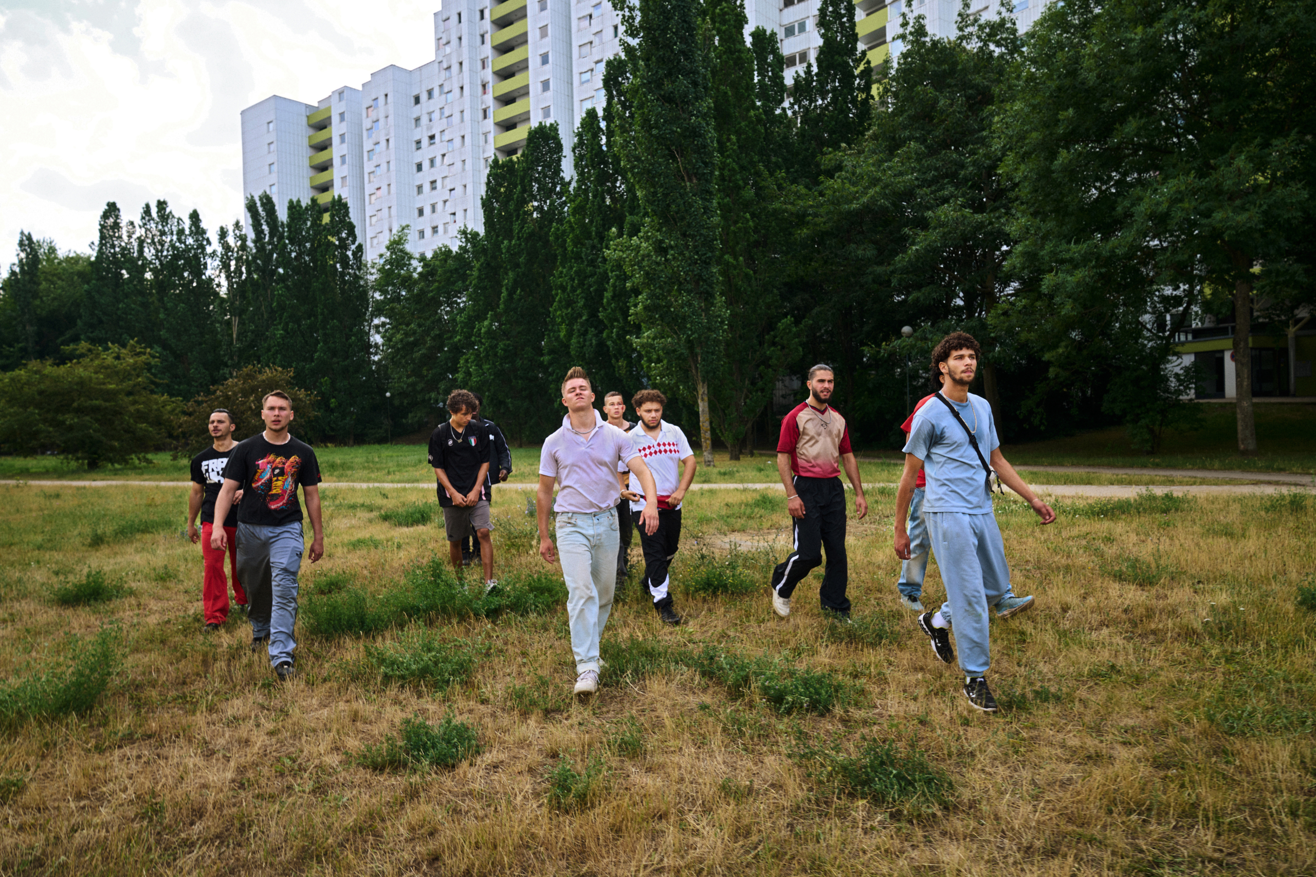 Eine Gruppe Jugendlicher läuft durch einen Park