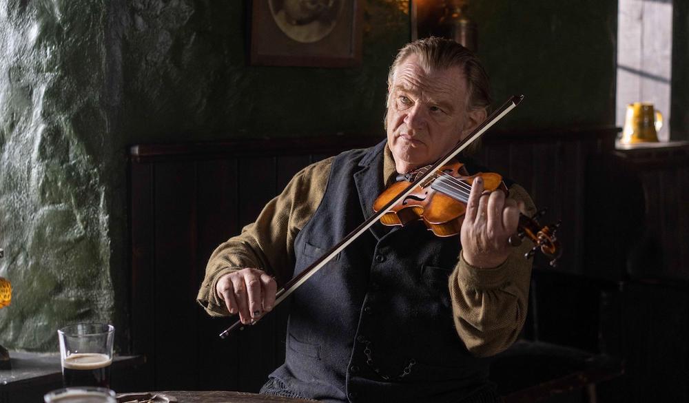 Brendan Gleeson mit einer Violine aus einem Szenenbild von The Banshees of Inisherin.