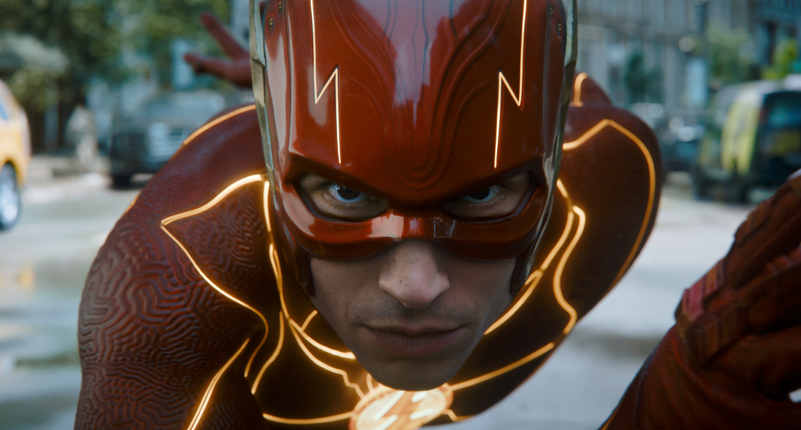 Barry Allen (Ezra Miller) bereitet sich als Flash aufs Laufen vor