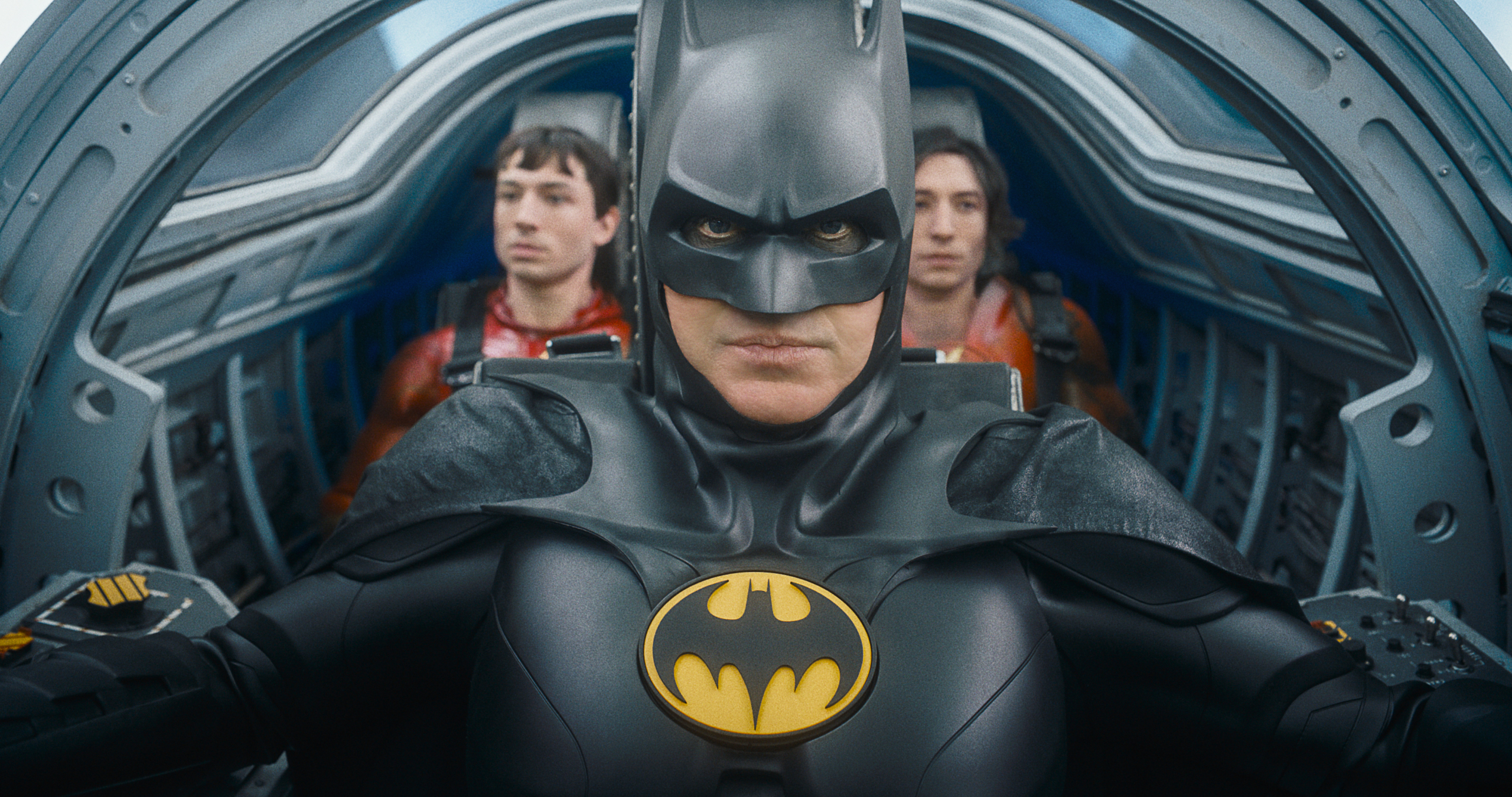 Batman (Michael Keaton) fliegt mit zwei Barry Allens (Ezra Miller)
