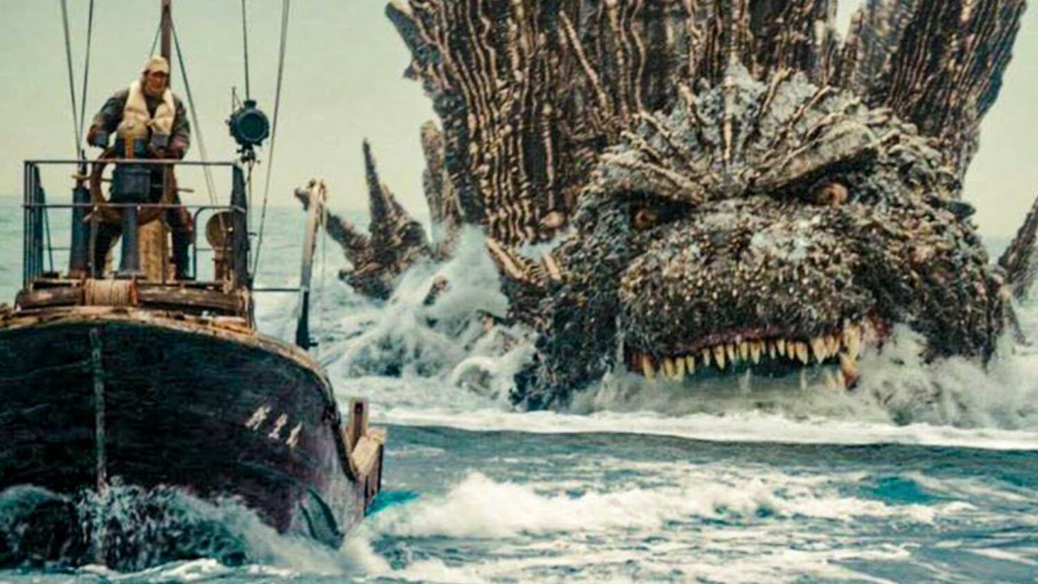 Godzilla verfolgt ein Boot in einem Szenenbild aus Godzilla: Minus One