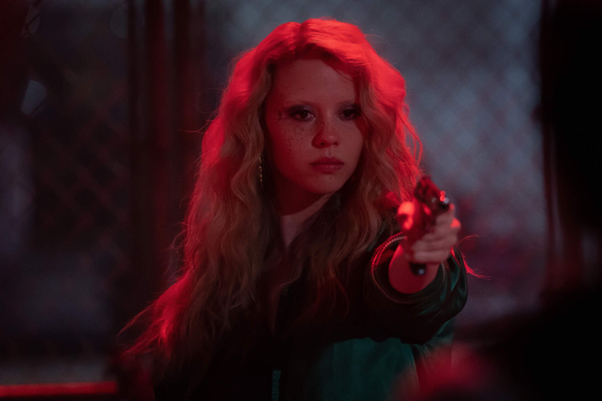 Maxine (Mia Goth) stellt einen Angreifer.