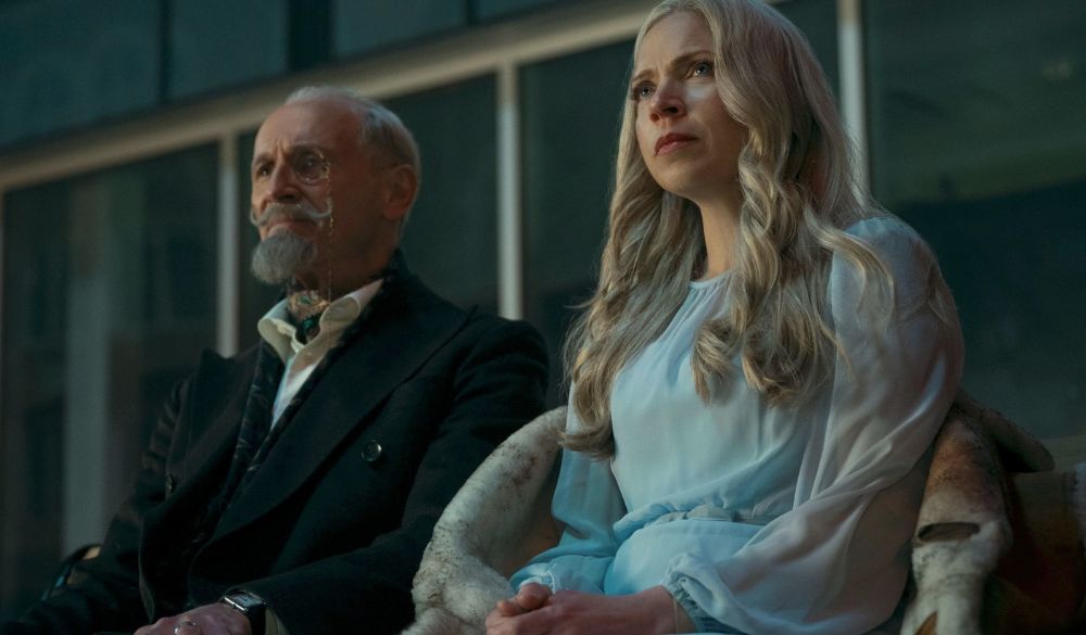 Reginald (Colm Feore) und Abigail Hargreeves (Liisa Repo-Martell) sitzen gemeinsam