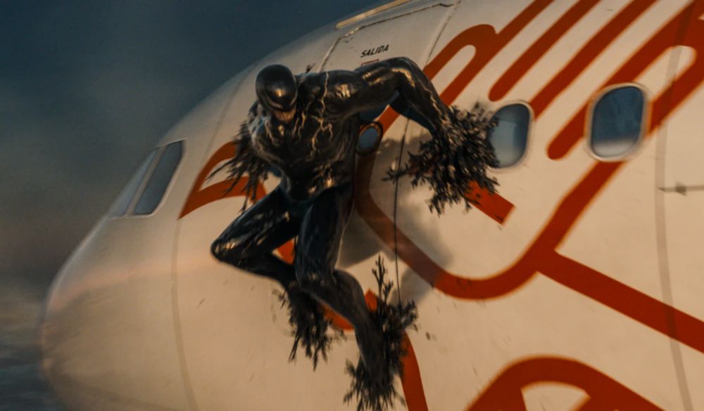 Venom (Tom Hardy) hängt auf einem Flugzeug