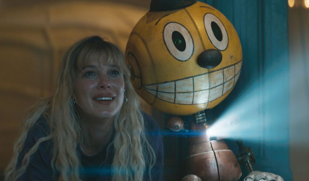 Michelle (Millie Bobby Brown) mit ihrem Bruder Christopher (Woody Norman) als Roboter