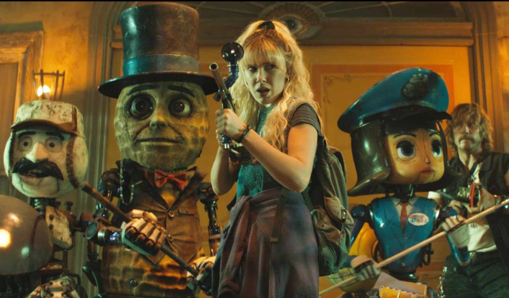 Michelle mit Mr. Peanut (Woody Harrelson) und anderen Robotern