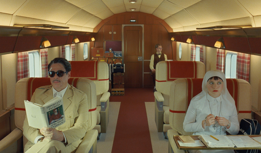 Zsa-zsa Korda (Benicio Del Toro), Liesl (Mia Threapleton) und Bjorn (Michael Cera) im Flugzeug